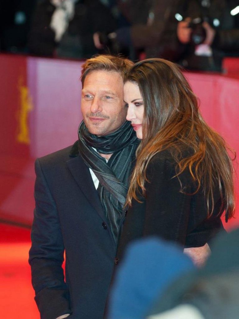 Unser Absolvent Thomas Kretschmann zusammen mit der Schauspielerin Brittany Rice bei der Eröffnung der Berlinale 2012.